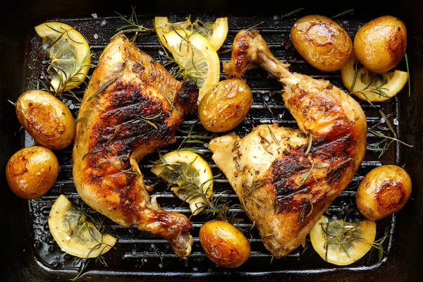 Grilled rosemary lemon  chicken quarters with roasted  potatoes — Stock Photo, Image