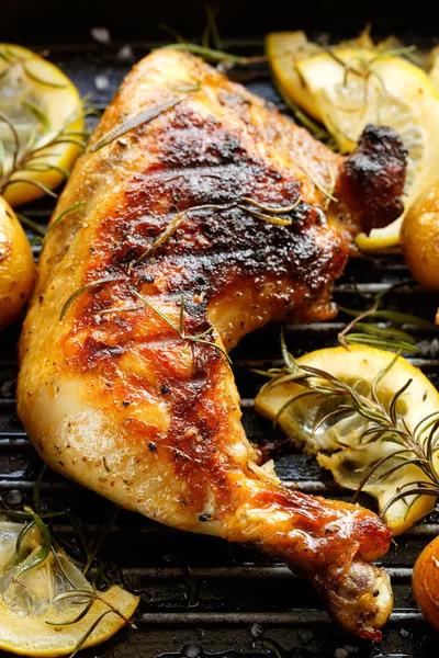 Grilled chicken with rosemary and lemon — Stock Photo, Image