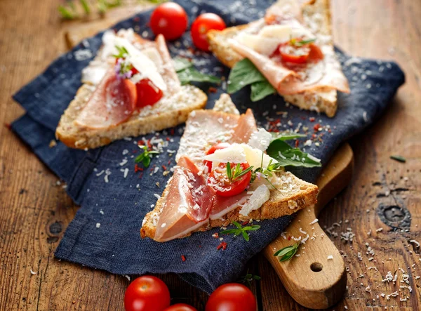 Sandwich with ham, tomato, cheese and herbs — Stock Photo, Image