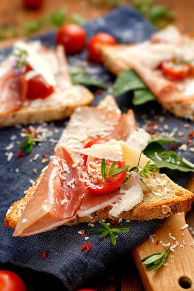 Sanduíche com presunto, tomate, queijo e ervas — Fotografia de Stock