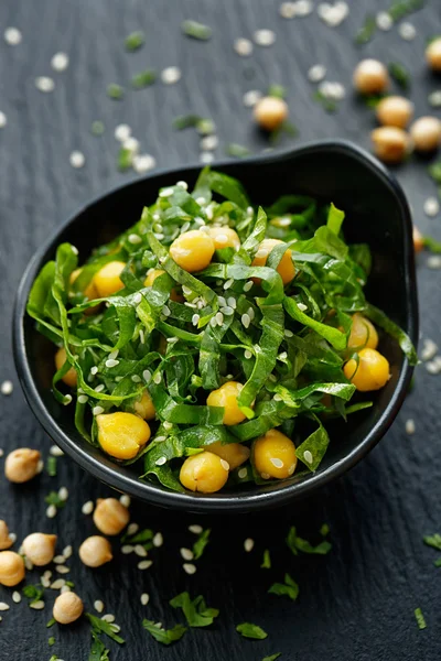 Ensalada vegana con espinacas y garbanzos — Foto de Stock