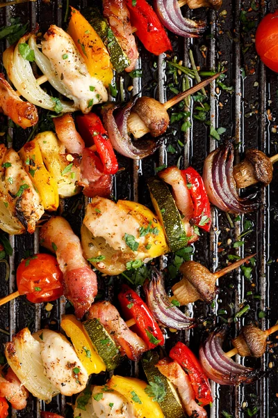 Brochetas de verduras y carne a la parrilla en un adobo de hierbas en una sartén — Foto de Stock