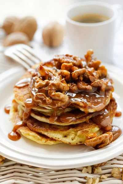 Pancakes with walnuts and caramel sauce — Stock Photo, Image