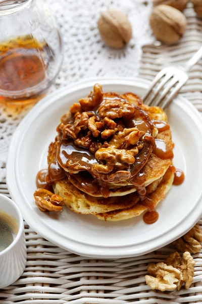 Pancakes with walnuts and caramel sauce — Stock Photo, Image