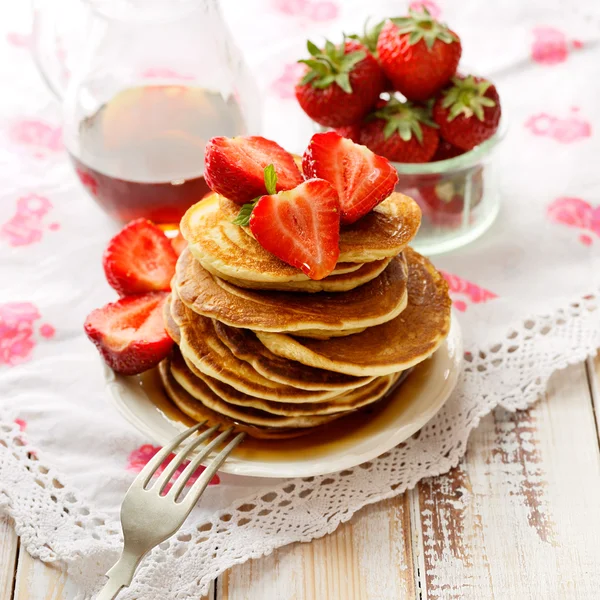 Panqueques caseros con adición de fresa y jarabe de arce — Foto de Stock