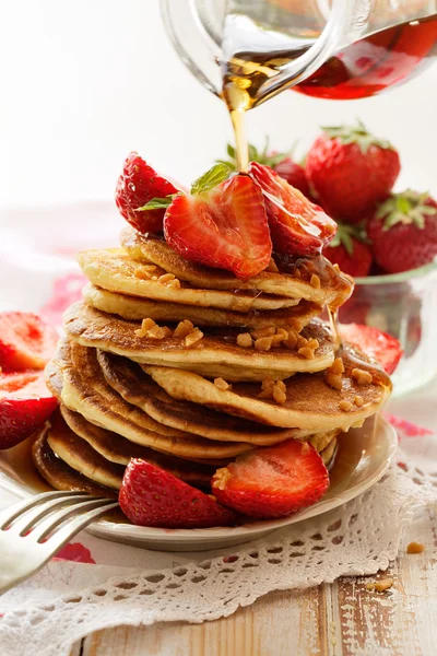 Pancakes with fresh strawberries, maple syrup and caramel topping — Stock Photo, Image