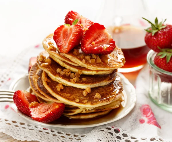 Pancakes with fresh strawberries, maple syrup and caramel topping — Stock Photo, Image