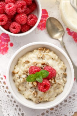Taze ahududu, kavrulmuş ayçiçeği ve chia tohumu, sağlıklı ve lezzetli kahvaltı ile yulaf lapası