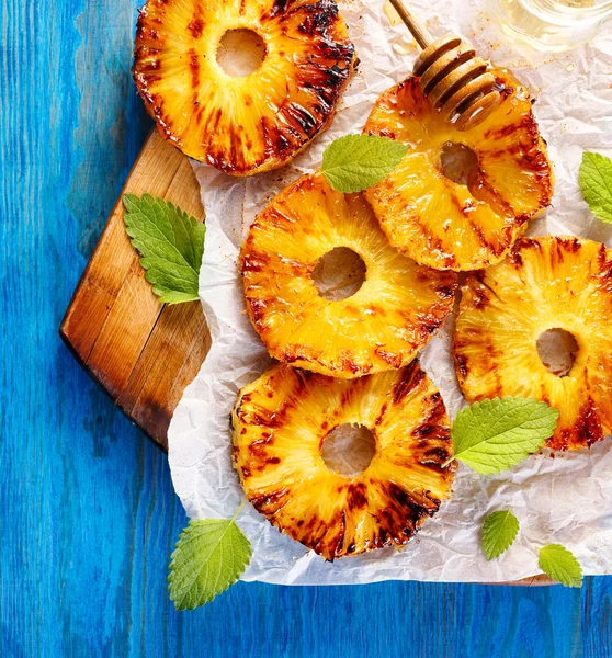 Tatlım, üstten görünüm eklenmesi ile ızgara ananas dilimleri