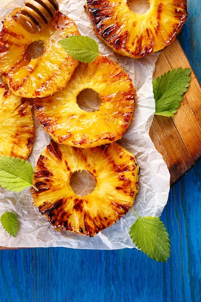 Tatlım, üstten görünüm eklenmesi ile ızgara ananas dilimleri — Stok fotoğraf