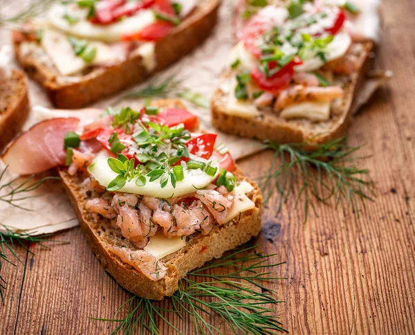 Sanduíches com pão caseiro, contendo peixe, legumes e ervas frescas — Fotografia de Stock