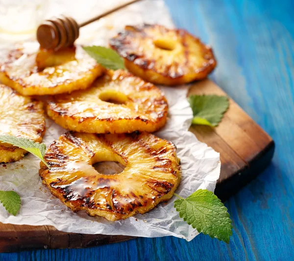 Izgara meyve ananas dilimleri tatlım eklenmesi ile