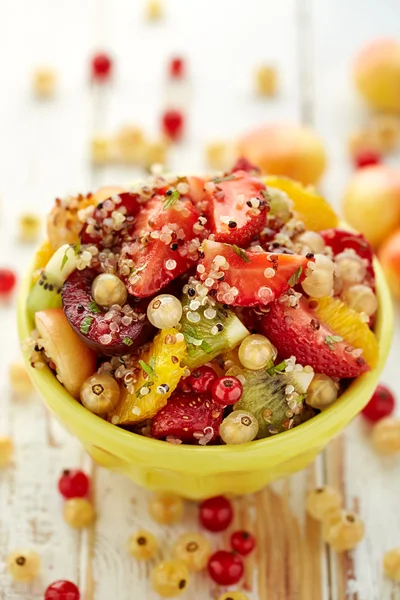 Ensalada de frutas con la adición de quinua, miel, zumo de limón y menta fresca —  Fotos de Stock