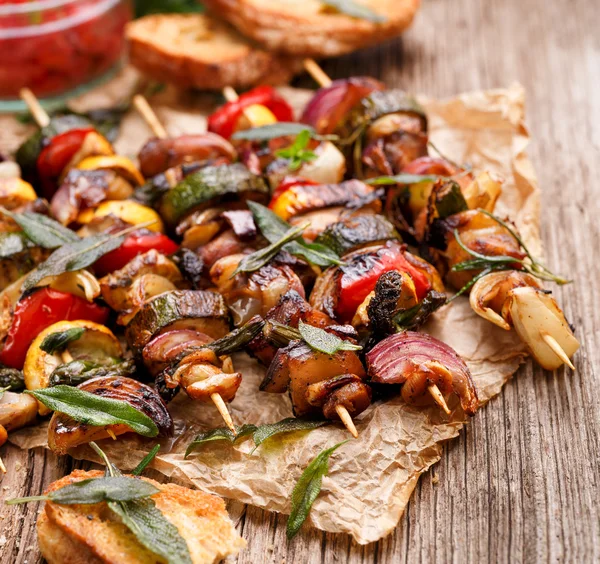 Gegrillte Gemüse- und Fleischspieße mit Kräuterzugabe — Stockfoto
