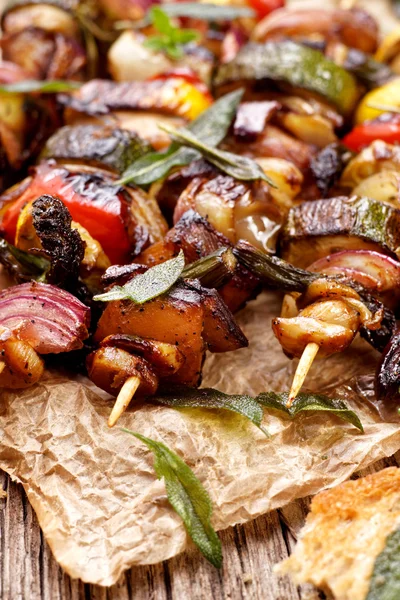 Brochetas a la parrilla con verduras y carne de pollo con la adición de adobo de hierbas —  Fotos de Stock