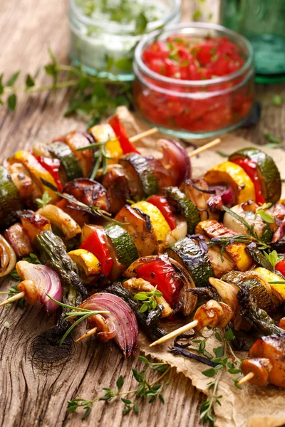 Espetos grelhados de carne e legumes — Fotografia de Stock