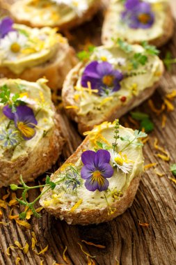 Eddible çiçek ve geniş fasulye Humus ile kanepeler 