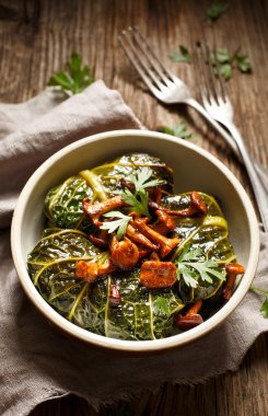 Lahana rulo, pirinç ve mantarları ile doldurulmuş savoy lahana