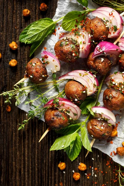 Kofta spiesjes, gehaktballen en rode ui met toevoeging van verse munt en tijm — Stockfoto