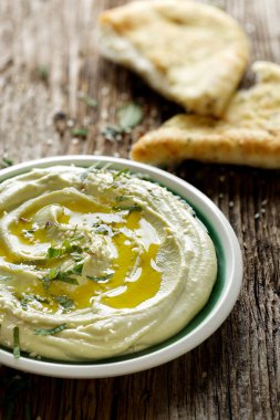 Ayrıca zeytinyağı, taze nane ve susam ile geniş fasulye humus,  