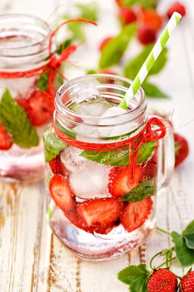 Fruit water, verfrissend, gezond drankje geïnfundeerd — Stockfoto