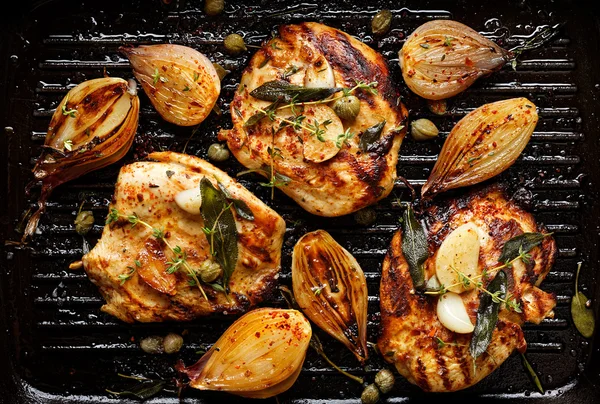 Grilled turkey fillet steak with addition herbs and shallot onions on the grill pan — Stock Photo, Image