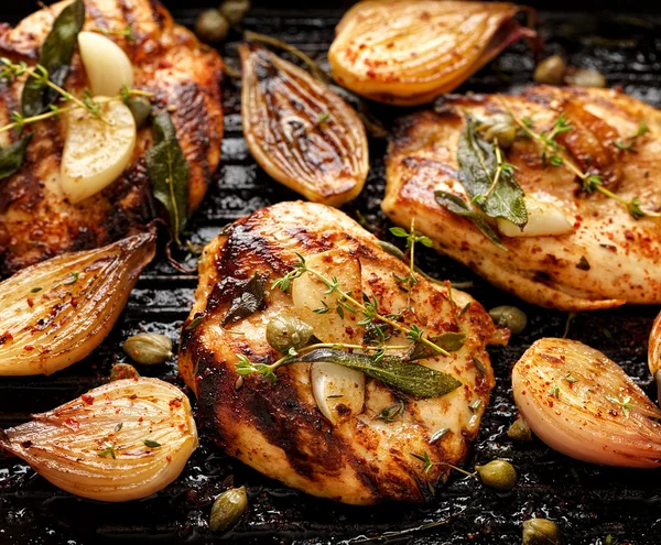 Gegrilltes Putenfilet mit Kräutern, Gewürzen und Gemüse auf dem Grill, von oben — Stockfoto