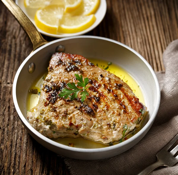 Gebratenes Thunfischsteak in einer rustikalen Pfanne — Stockfoto