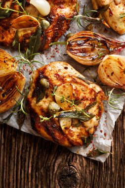 Türkiye'de bonfile otlar, baharatlar ve sebzeler eklenmesi ile kızartma 