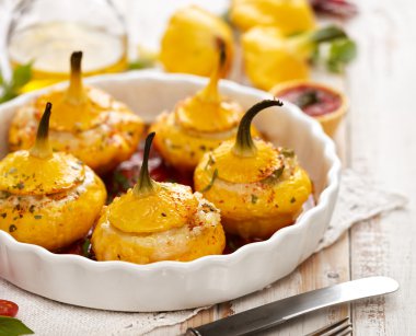 Pişmiş Pattypan squash, peynir ile doldurulmuş