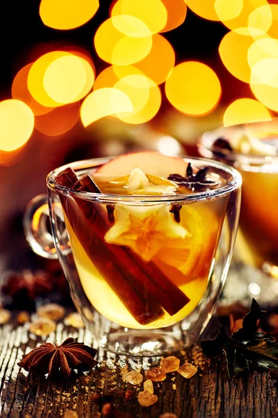 Glühwein mit Gewürzen und Zitrusfrüchten — Stockfoto