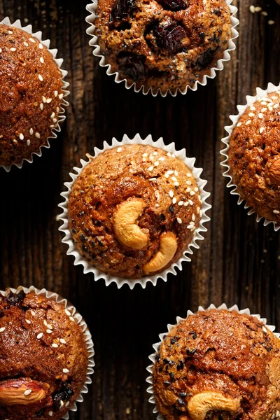 Muffins au chocolat aux noix faits maison sur une table en bois rustique — Photo