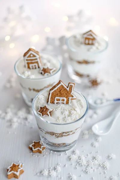 Weihnachtscreme Und Lebkuchen Dessert Mit Lebkuchenhäusern Gläsern Auf Weißem Tisch — Stockfoto