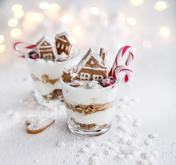 Weihnachten Geschichtete Sahne Und Lebkuchen Dessert Mit Lebkuchenhäusern Und Zuckerrohr — Stockfoto