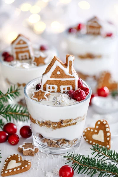 Weihnachten Geschichtete Sahne Und Lebkuchen Dessert Mit Lebkuchenhäusern Und Kandierten — Stockfoto