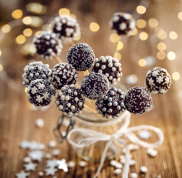 Postre Navidad Pasteles Con Cobertura Chocolate Chispas Blancas Plateadas Cerca — Foto de Stock