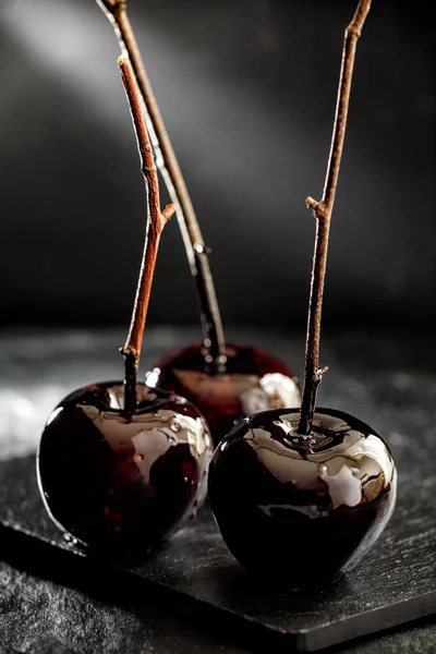 Manzanas Venenosas Con Glaseado Azúcar Negro Vista Cerca Deliciosa Idea — Foto de Stock