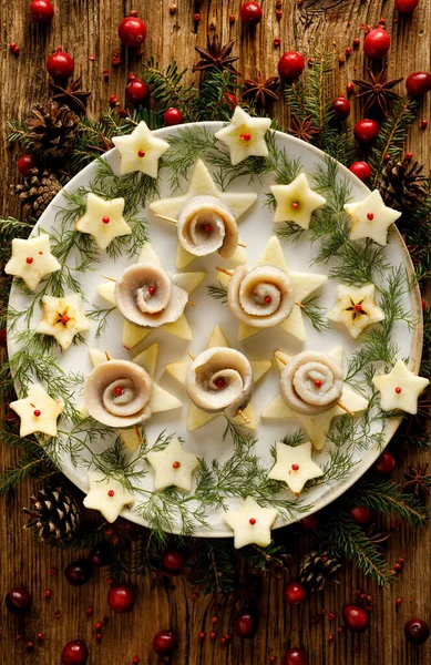 Filetes Arenque Natal Uma Placa Cerâmica Decorada Com Ervas Maçãs — Fotografia de Stock