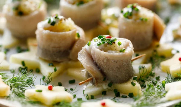 Nochebuena Filetes Arenque Rellenos Cebolla Picada Crema Hierbas Manzanas Agrias —  Fotos de Stock