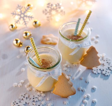 Noel eggnog 'u ve yanında da şenlikli bir süslemeye katılmış hindistan cevizi tozu. Lezzetli içecek ve tatlı.