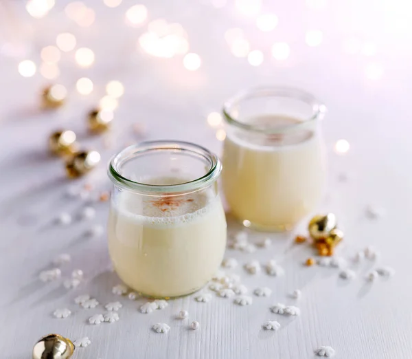 Festlicher Eierlikör Mit Muskatnuss Glasschalen Auf Hellem Hintergrund — Stockfoto