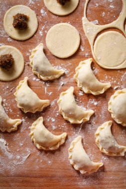 Geleneksel cips ve vejetaryen hamur tatlısı hazırlanıyor.