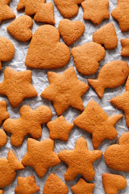 Noel zencefilli kurabiyeleri çeşitli şekillerde kağıdın üstünde. Zencefilli kek arka planı