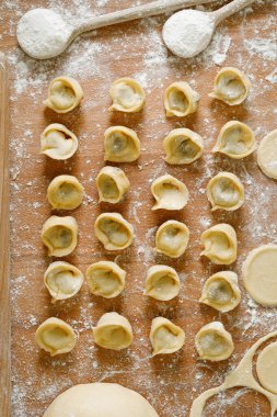 Ev yapımı mantar köftesi, geleneksel olarak Noel arifesinde kırmızı borscht ile servis edilir..