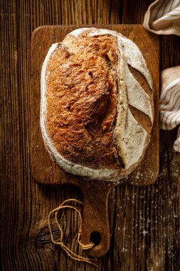 Tahta manzaralı bir ekmek somunu.
