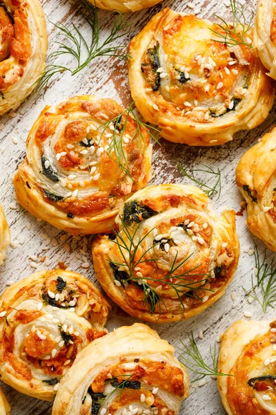 Puff Pastry Pinwheels Gevuld Met Zalm Kaas Spinazie Een Houten — Stockfoto