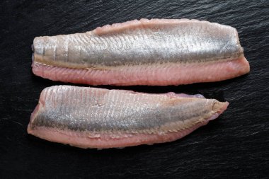 Koyu arkaplan görünümlü ringa filetoları 