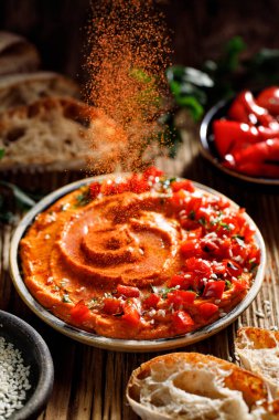 Kırmızı biber humusuyla kavrulmuş zeytin yağı serpiştirilmiş kırmızı biber tozu, yakın görüş.