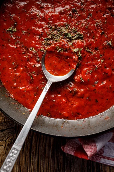 Zelfgemaakte Traditionele Tomatensaus Besprenkeld Met Gedroogde Oregano Bovenaanzicht — Stockfoto