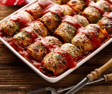 Kabak dolması ve mantarla doldurulmuş domates sosuyla kaplanmış kabak dürümleri, yakından bakın.